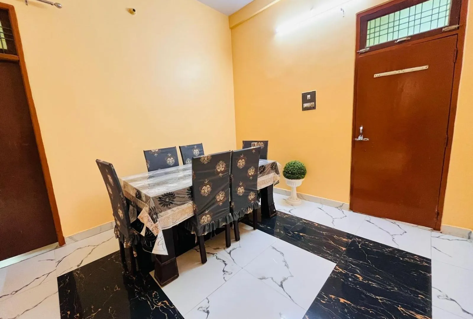 Travellers Stay Váránaszi Apartman